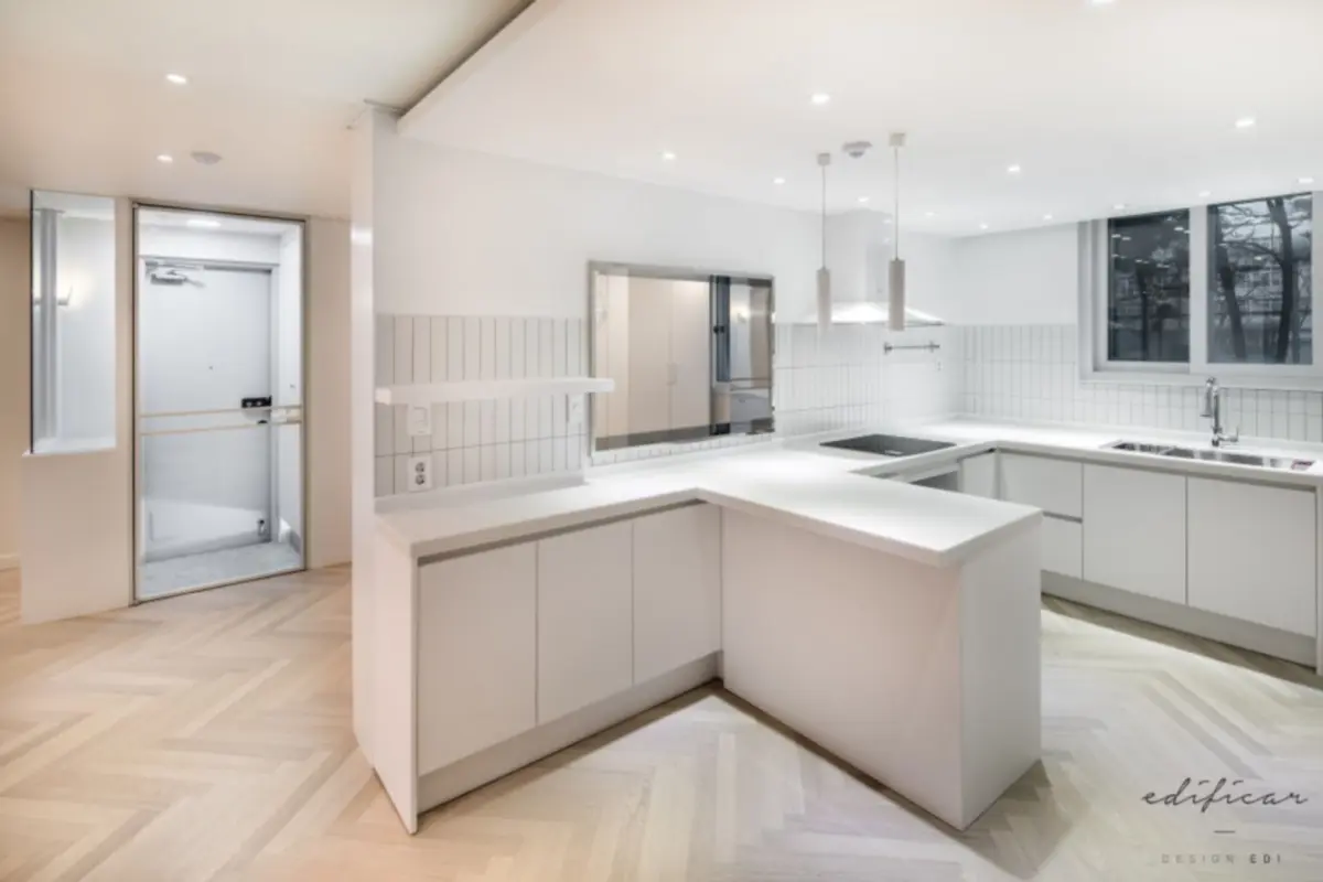 화이트톤 헤링본 마루의 모던 주방 인테리어